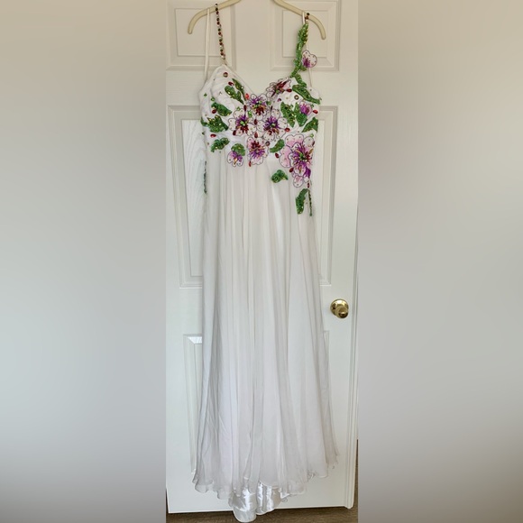 Beautiful white and floral detail gown. - Picture 4 of 9